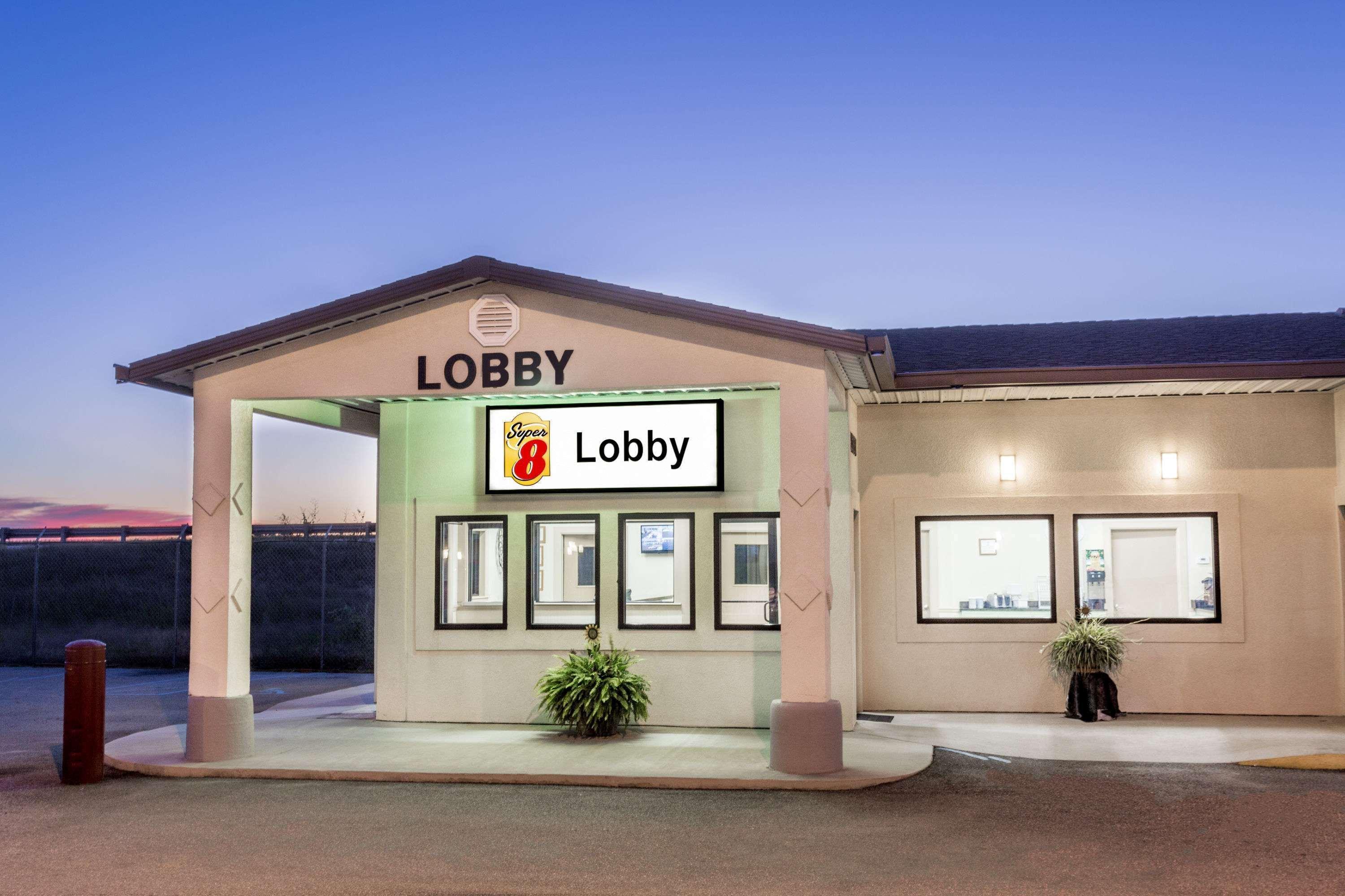 Super 8 By Wyndham Adel Ga I-75 Hotel Exterior photo